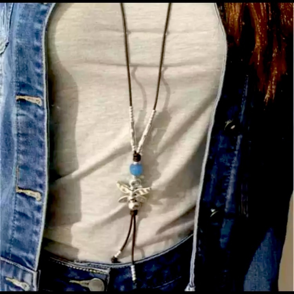Beautiful dragonfly long necklace is not Uno de 50 but it’s the same style.